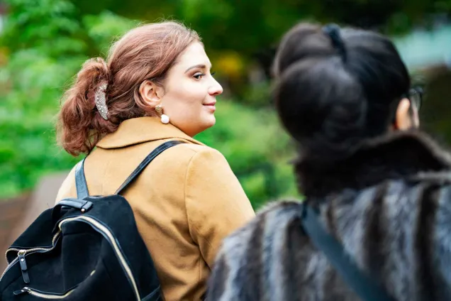 Två studenter på campus. Foto.